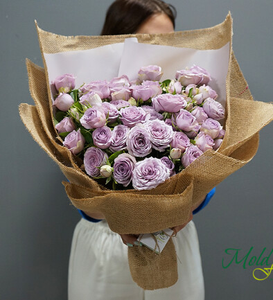 Bouquet of peony-style purple roses in organza photo 394x433